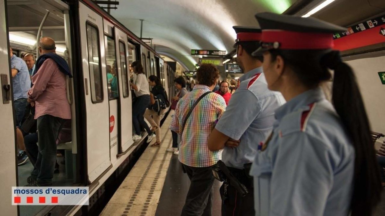 Mossos d'Esquadra en el Metro de Barcelona.