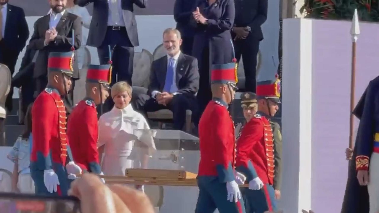 El rey Felipe VI permanece sentado al pasar la supuesta espada de Simón Bolívar, en la toma de posesión de Gustavo Petro como presidente de Colombia.