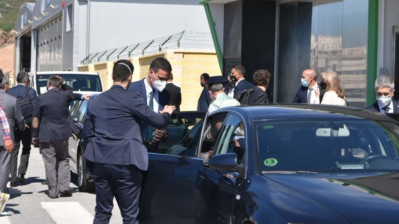 Pedro Sánchez se sube al coche oficial ante un escolta (Foto: Antonio Sempere / Europa Press)