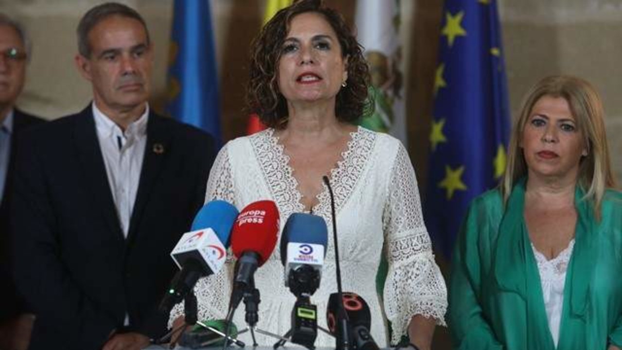 La ministra de Hacienda y Función Pública, María Jesús Montero, este jueves en declaraciones a los medios tras su visita al Ayuntamiento de Jerez de la Frontera (Cádiz).