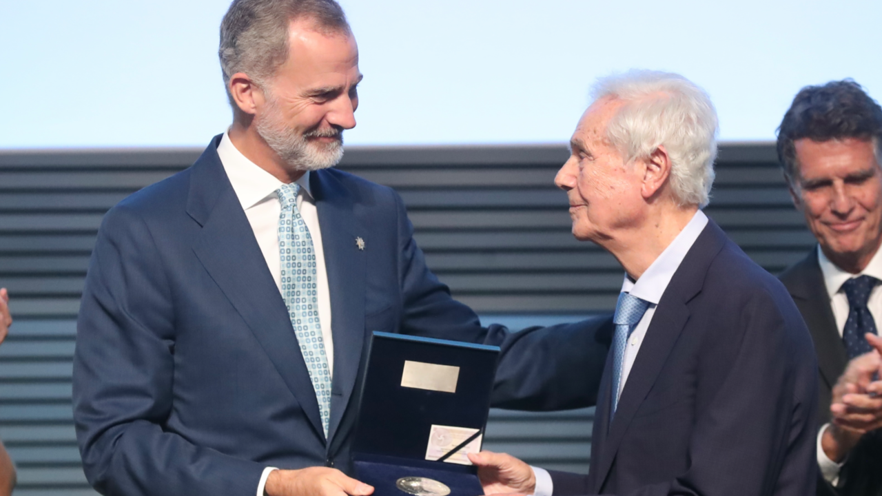 El Rey ha entregado el VII Premio Reino de España a la Trayectoria Empresarial a Gabriel Escarrer Juliá, presidente de Meliá Hotels International, concedido por el Círculo de Empresarios, el Cercle d’Economia y el Círculo de Empresarios Vascos.