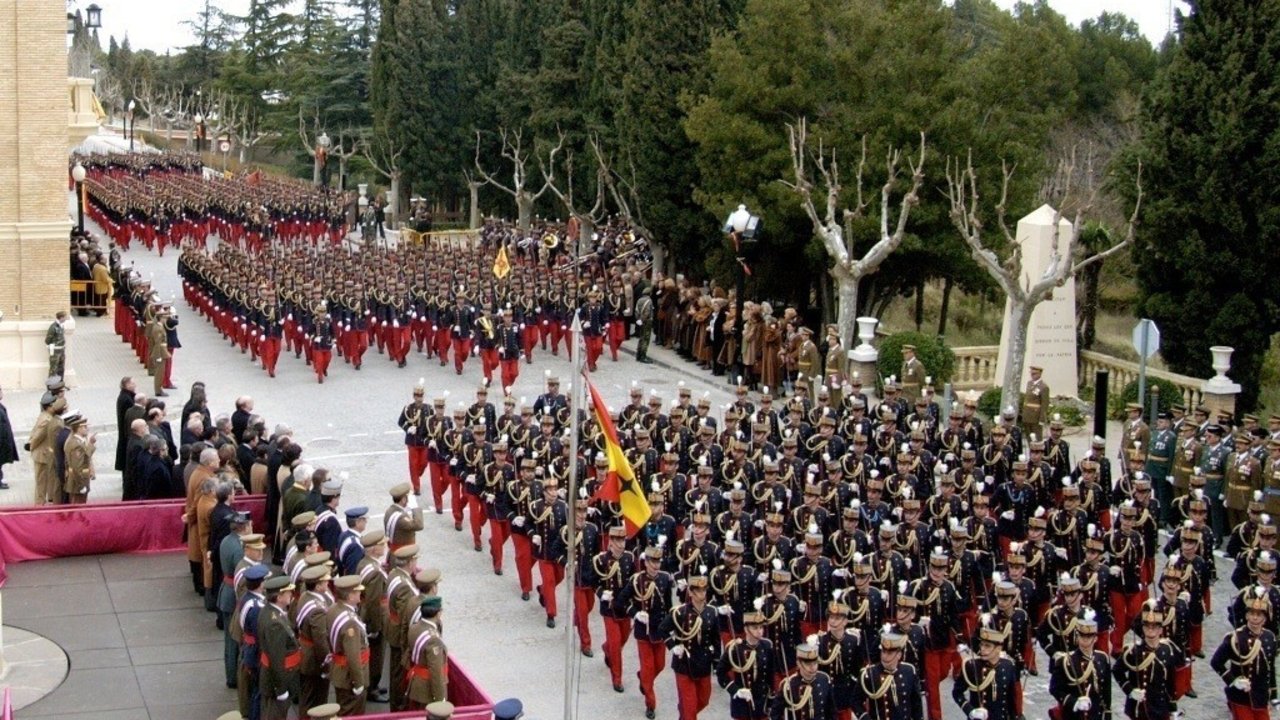 Cadetes durante un desfile en la Academia General Militar de Zaragoza.