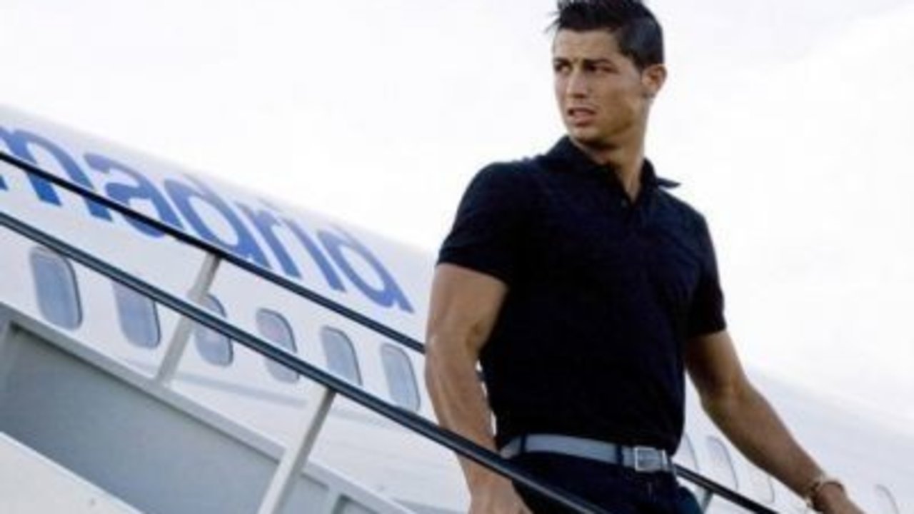 Cristiano Ronaldo bajando del avión del Real Madrid.