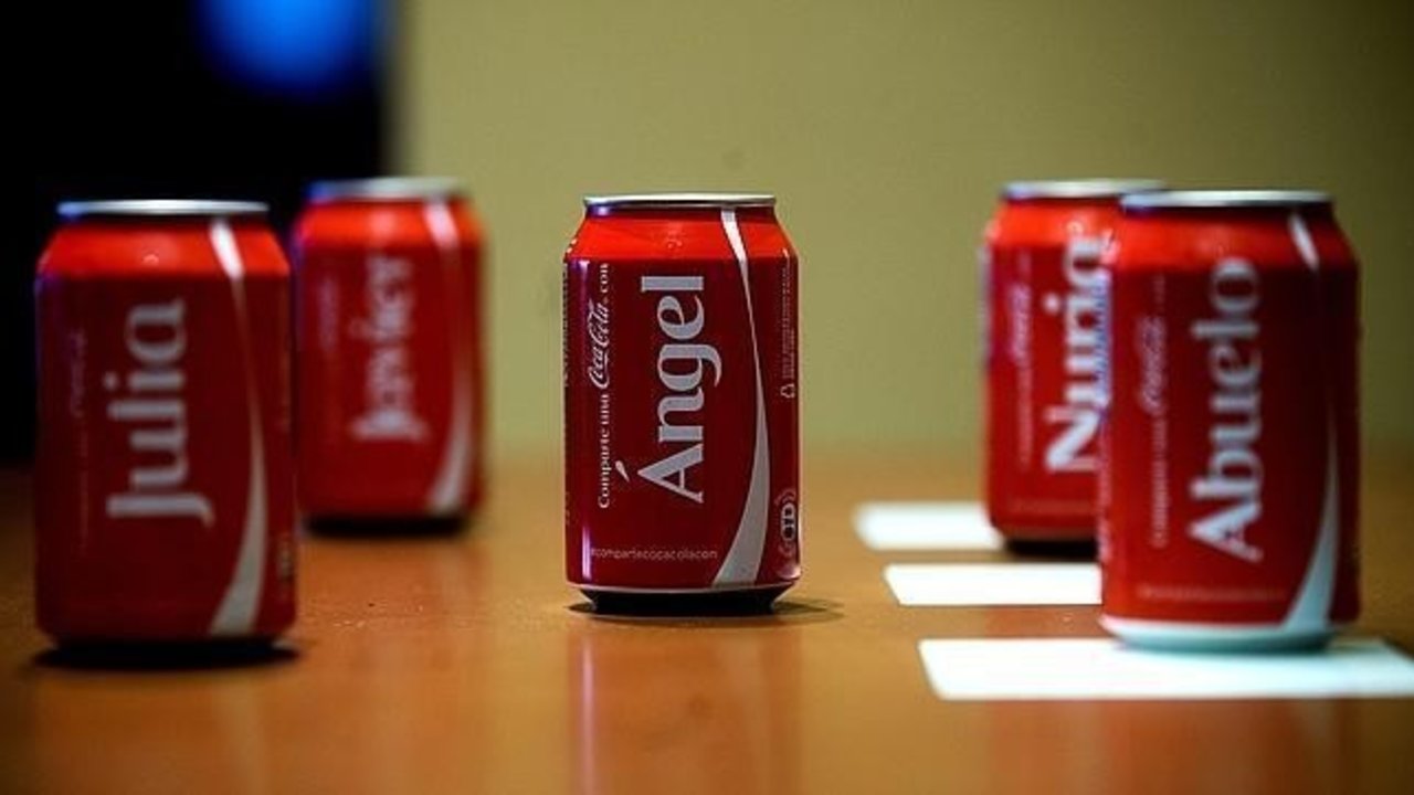 Todas las latas de Coca-Cola están rotuladas en castellano.
