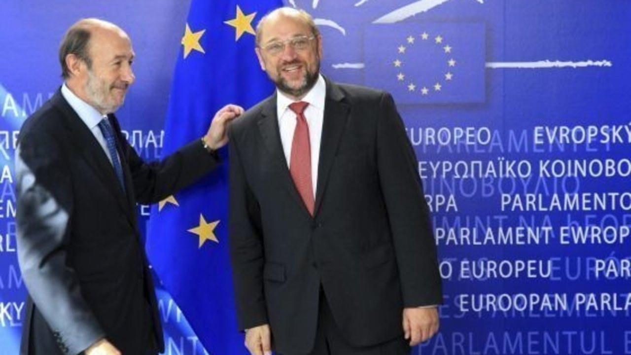 Alfredo Pérez Rubalcaba en el Parlamento Europeo con Martin Schulz.