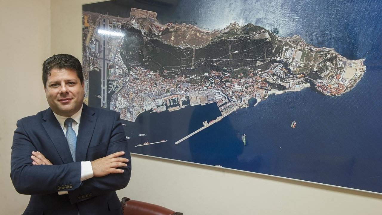 Fabian Picardo posa junto a un mapa de Gibraltar.