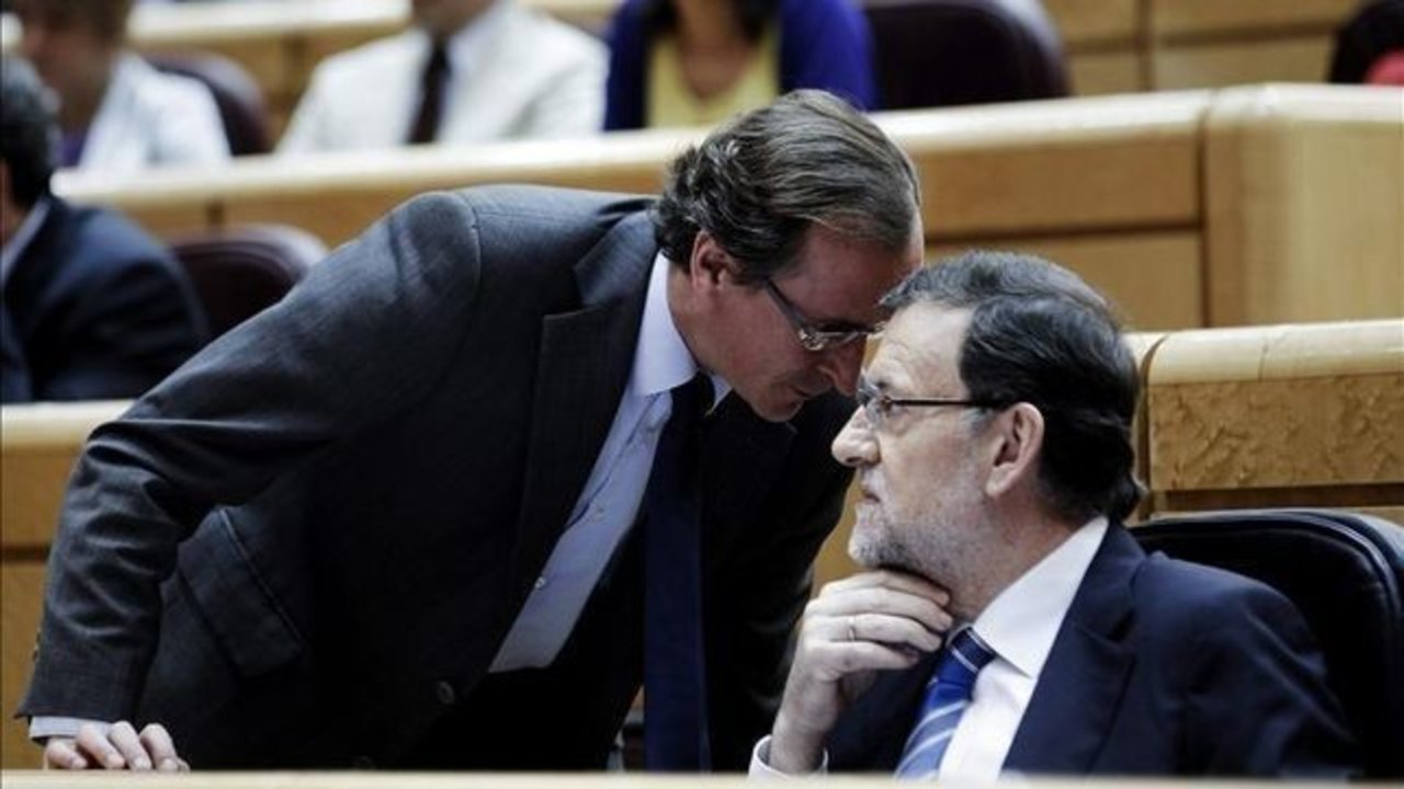 Alfonso Alonso susurra al oído de Mariano Rajoy.