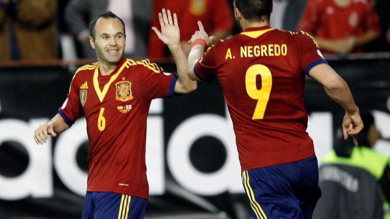 Iniesta y Negredo celebran un gol de España.