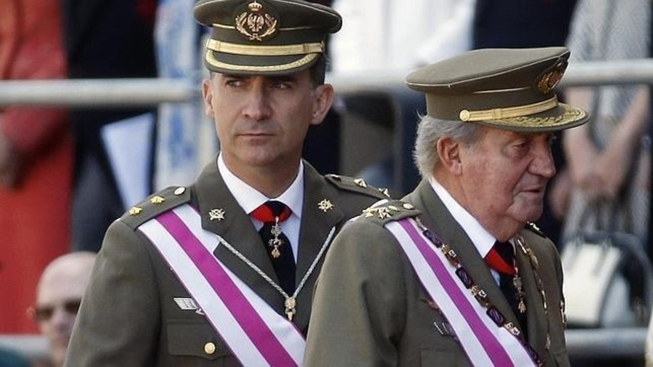 Don Felipe y don Juan Carlos en el desfile de ayer en El Escorial.