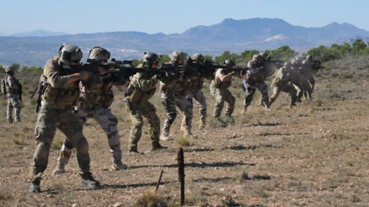 Militares españoles realizando prácticas de tiro.