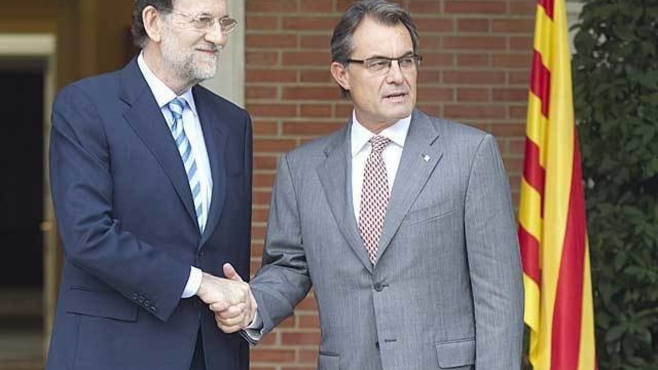 Mariano Rajoy saluda a Artur Mas en La Moncloa.