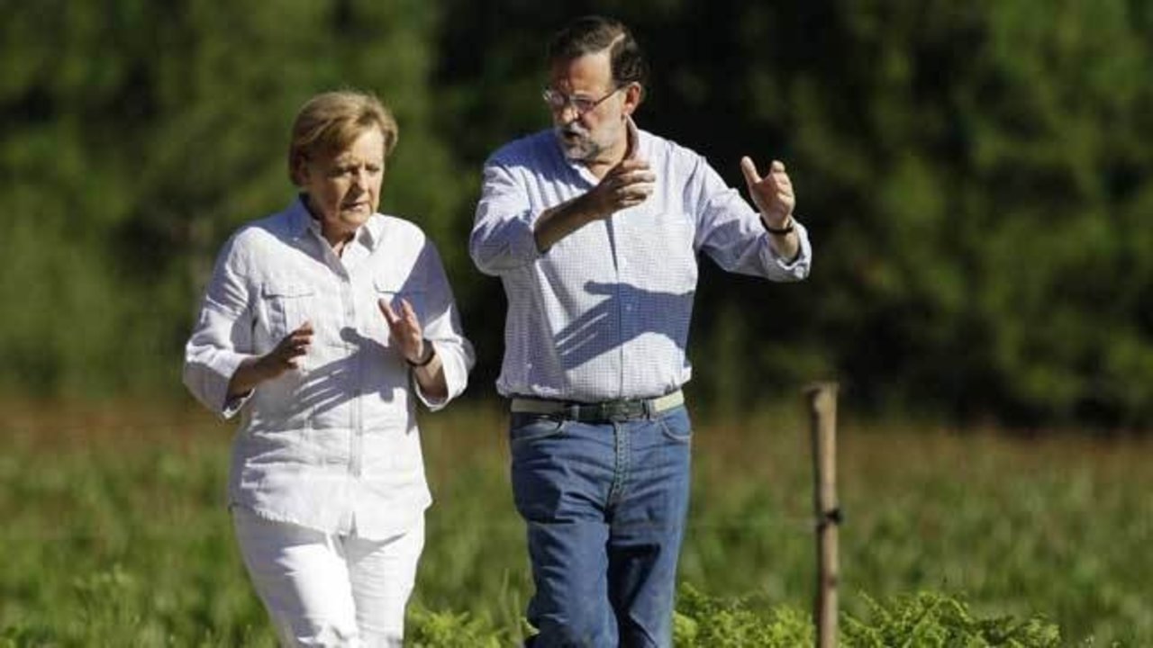 Merkel y Rajoy recorriendo el camino de Santiago.