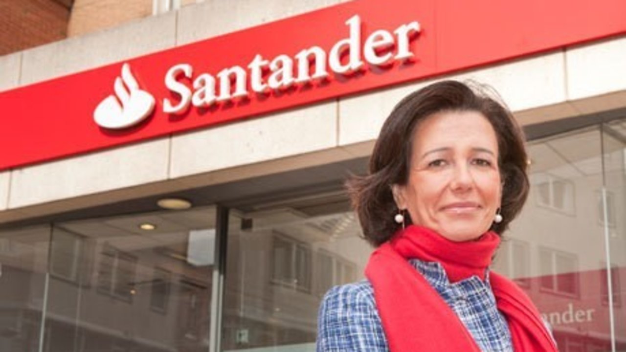 Ana Patricia Botín ante una oficina del Santander.