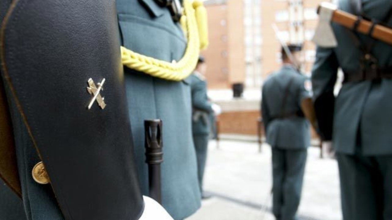 Un ordena a los guardias civiles que votar vestidos de uniforme