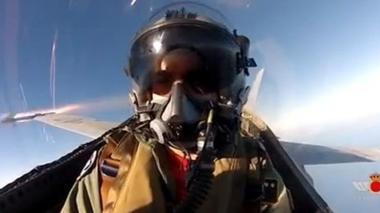 Un piloto de caza español en pleno vuelo.