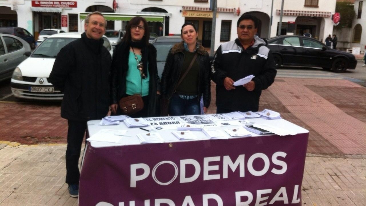 Mesa de voluntarios de Podemos en Ciudad Real.