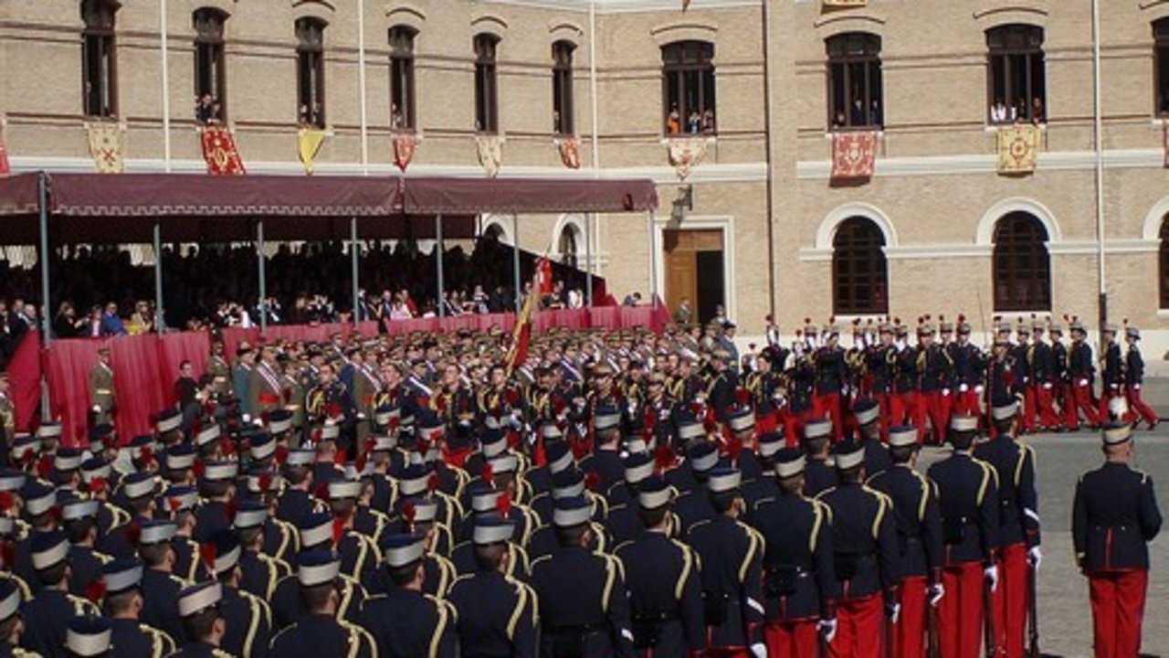 Formación de cadetes en la Academia Militar de Zaragoza.