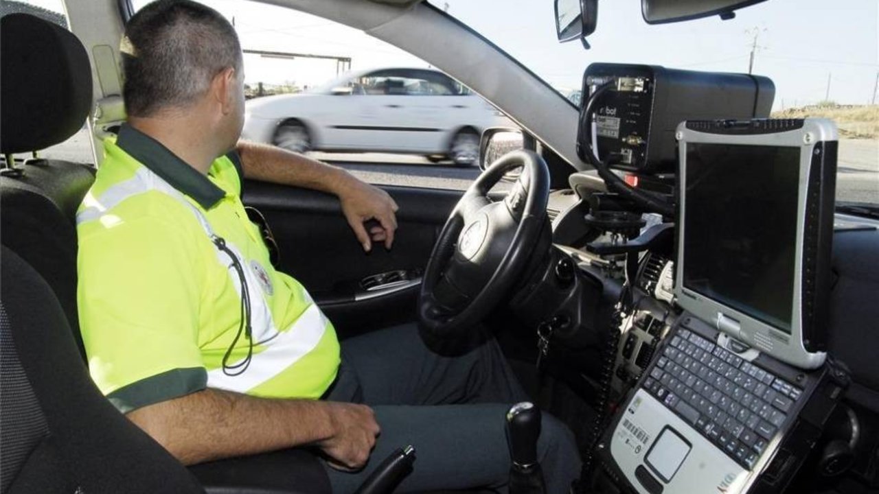 Un agente de la Guardia Civil controlando la velocidad de los vehículos