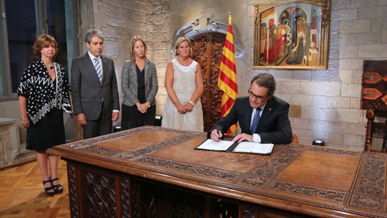 Artur Mas firma el decreto de convocatoria de las elecciones del 27-S.