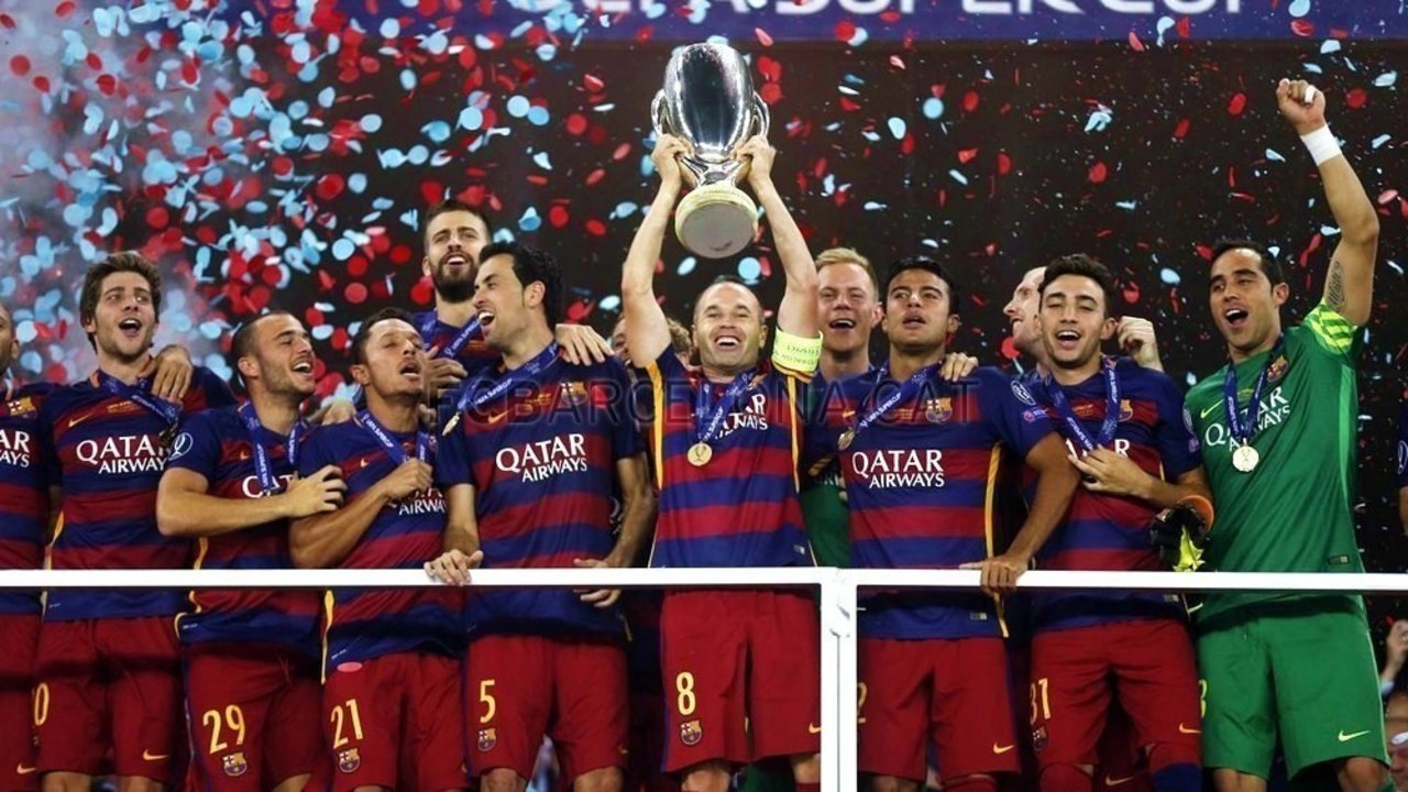 Andrés Iniesta levanta el trofeo de la Supercopa de Europa.