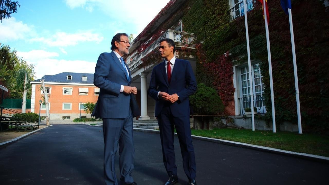 Mariano Rajoy y Pedro Sánchez conversan en los jardines de La Moncloa.