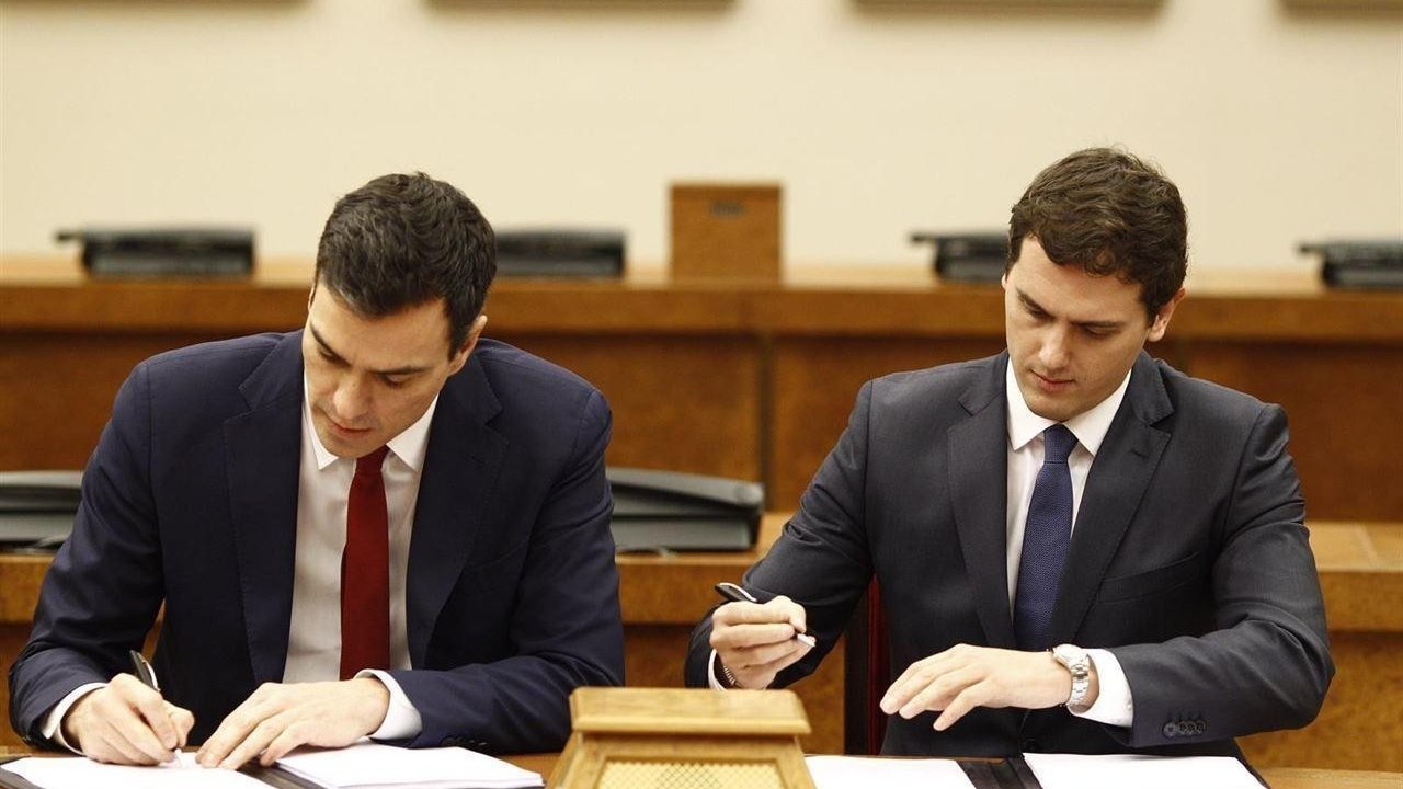 Pedro Sánchez y Albert Rivera firman el acuerdo en el Congreso en febrero de 2016.