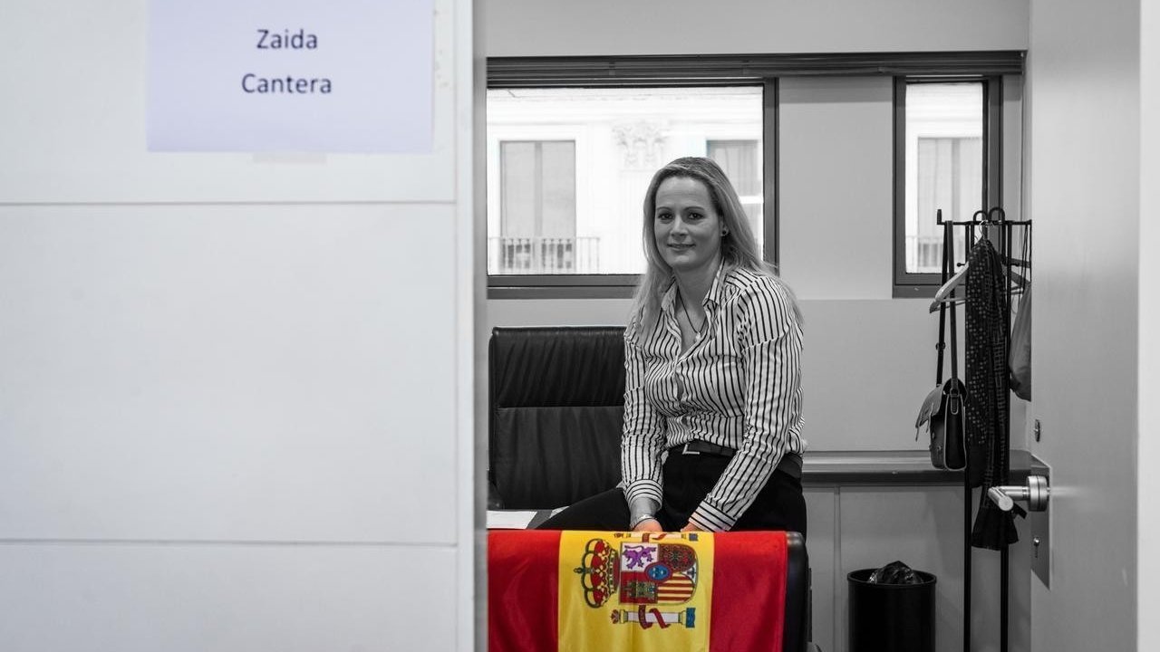 Zaida Cantera, en su despacho del Congreso de los Diputados. La bandera de España da la bienvenida.