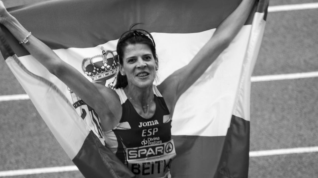 Deportista y política del PP, Beitia pasea la bandera de España por los estadios del mundo con su sonrisa habitual.