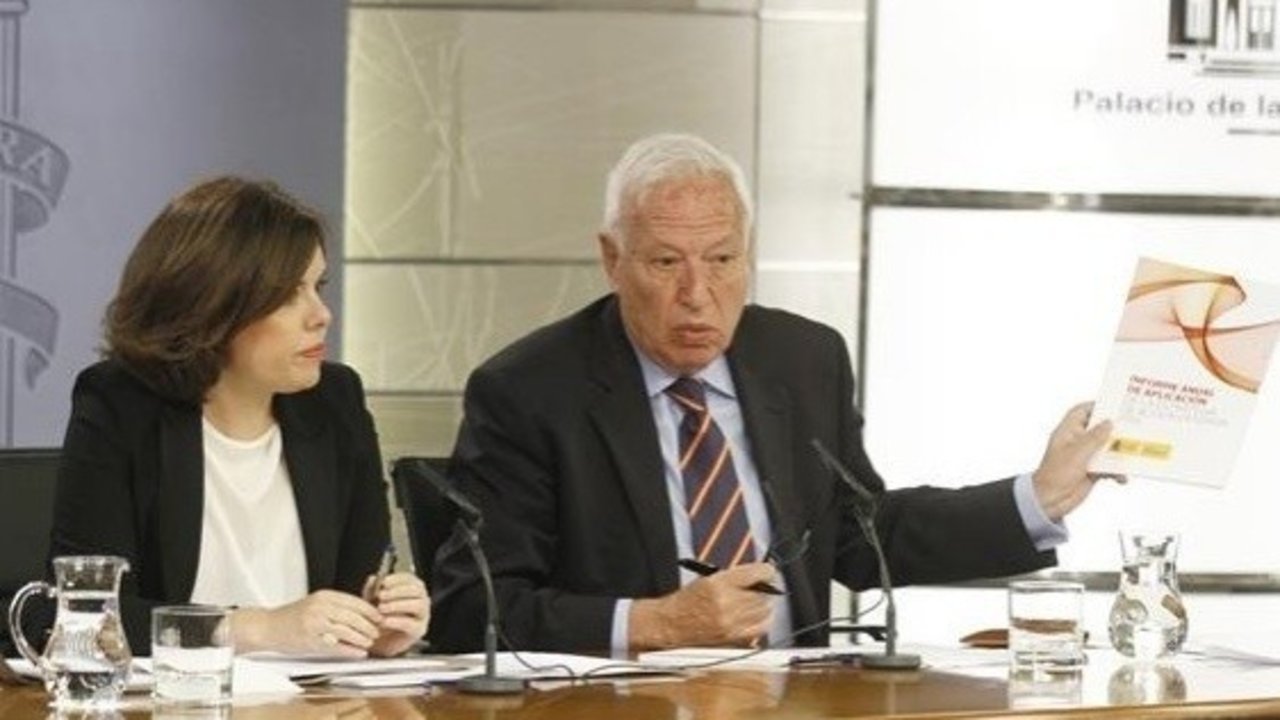 Sáenz de Santamaría y Margallo tras el último Consejo de Ministros.