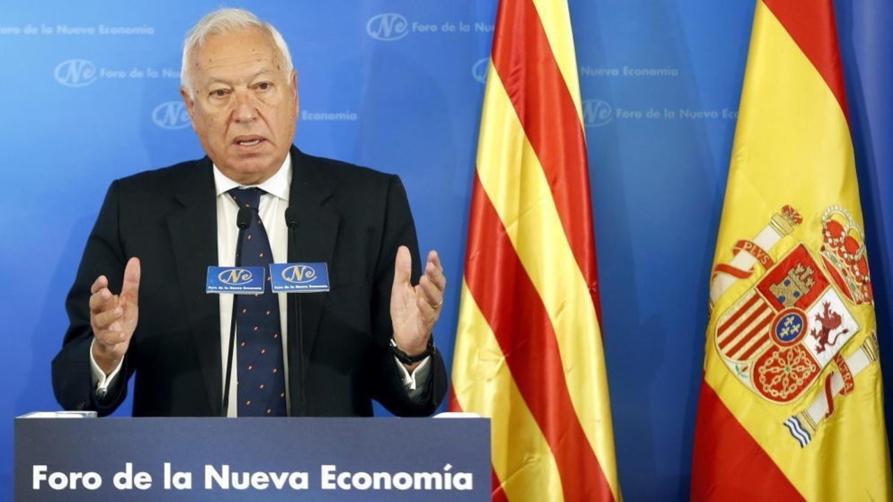 Margallo, con las banderas de Cataluña y España.