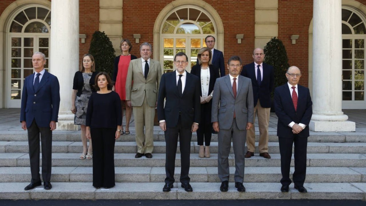 Rajoy posa con sus ministros en una foto de archivo.