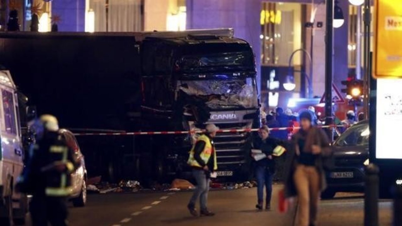 El camión utilizado para el atentado detenido en la zona acotada por la policía berlinesa.