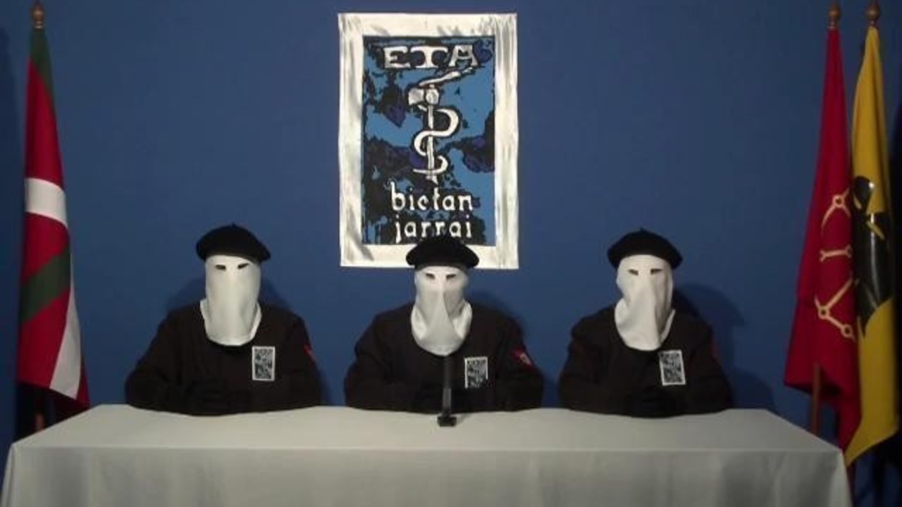 Terroristas de ETA leen un comunicado.