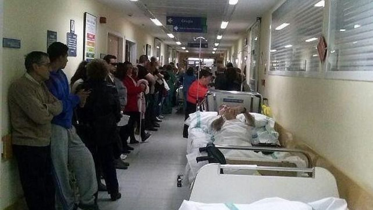 Pasillos colapsados en un hospital.