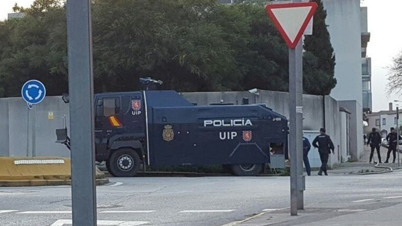 El camión de agua de los antidisturbios, en Algeciras.