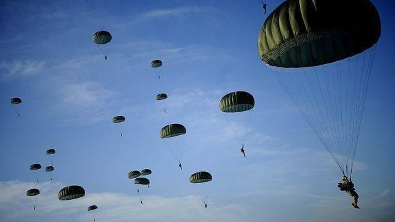 Un salto de la Brigada Paracaidista.