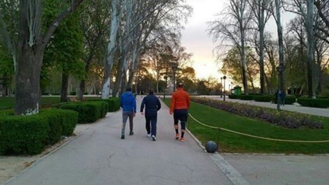 Juan Ignacio Zoido y dos acompañantes, haciedo deporte en un parque.