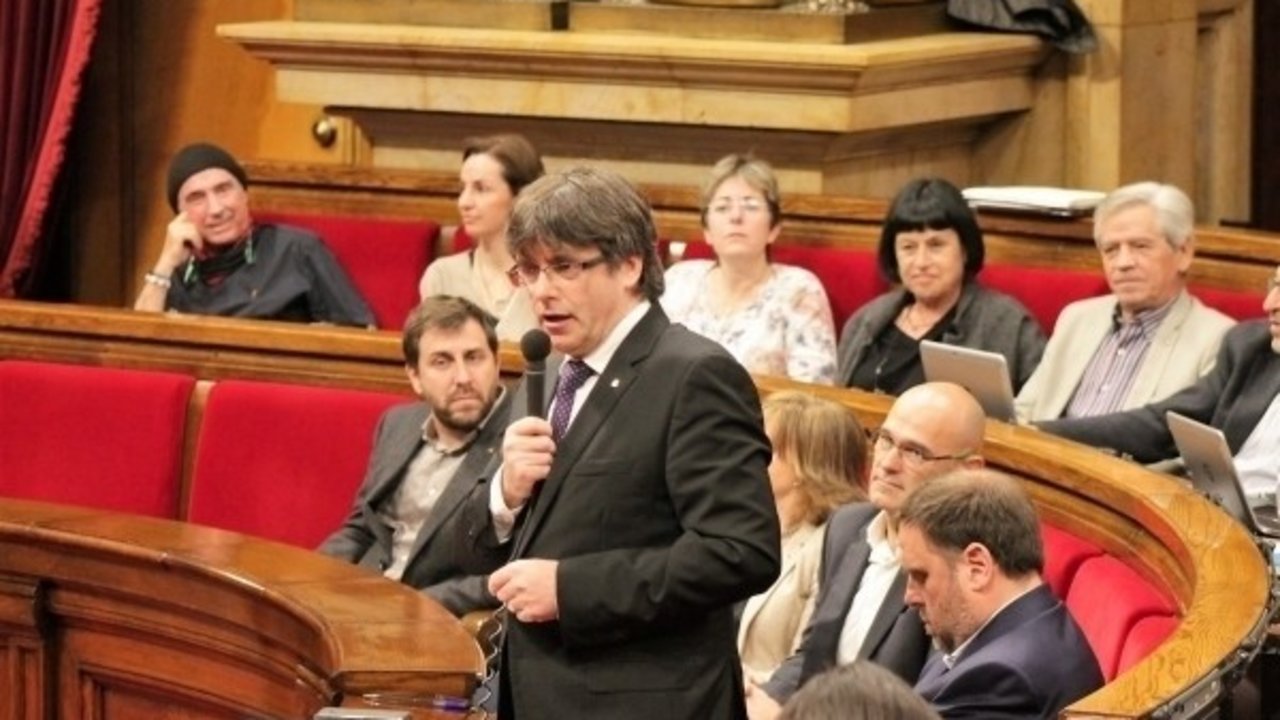 Carles Puigdemont, en la bancada del Govern en el Parlament de Cataluña.