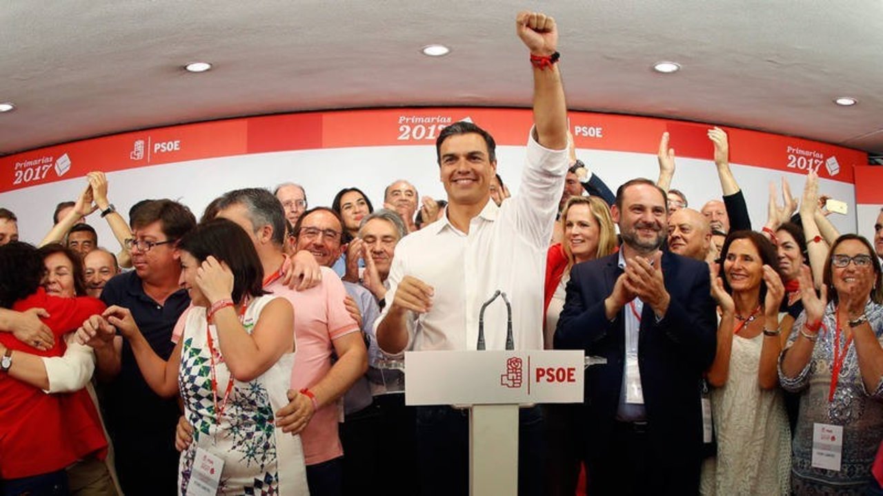 Pedro Sánchez, con su equipo de campaña, saluda a los militantes tras su victoria.