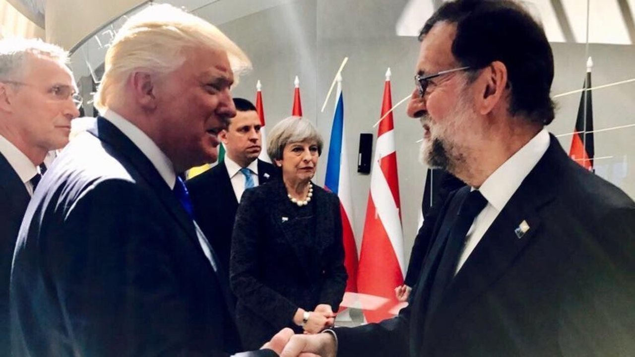 Trump y Rajoy se saludan por primera vez en persona durante un acto de la OTAN en Bruselas.