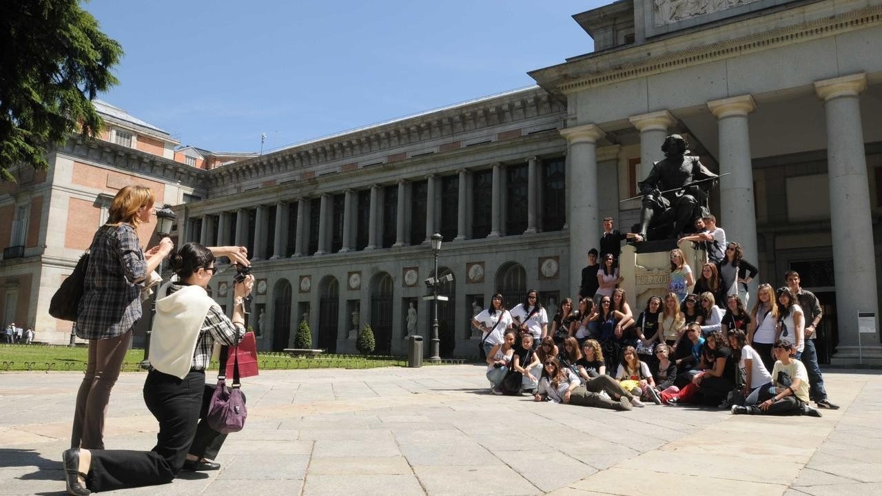 Turistas junto al Museo del Prado de Madrid.