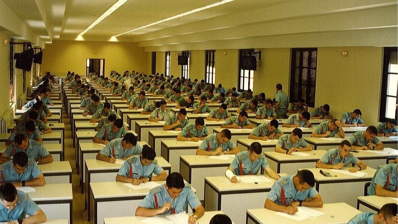 Alumnos de la Academia General Militar de Zaragoza realizando una prueba escrita.