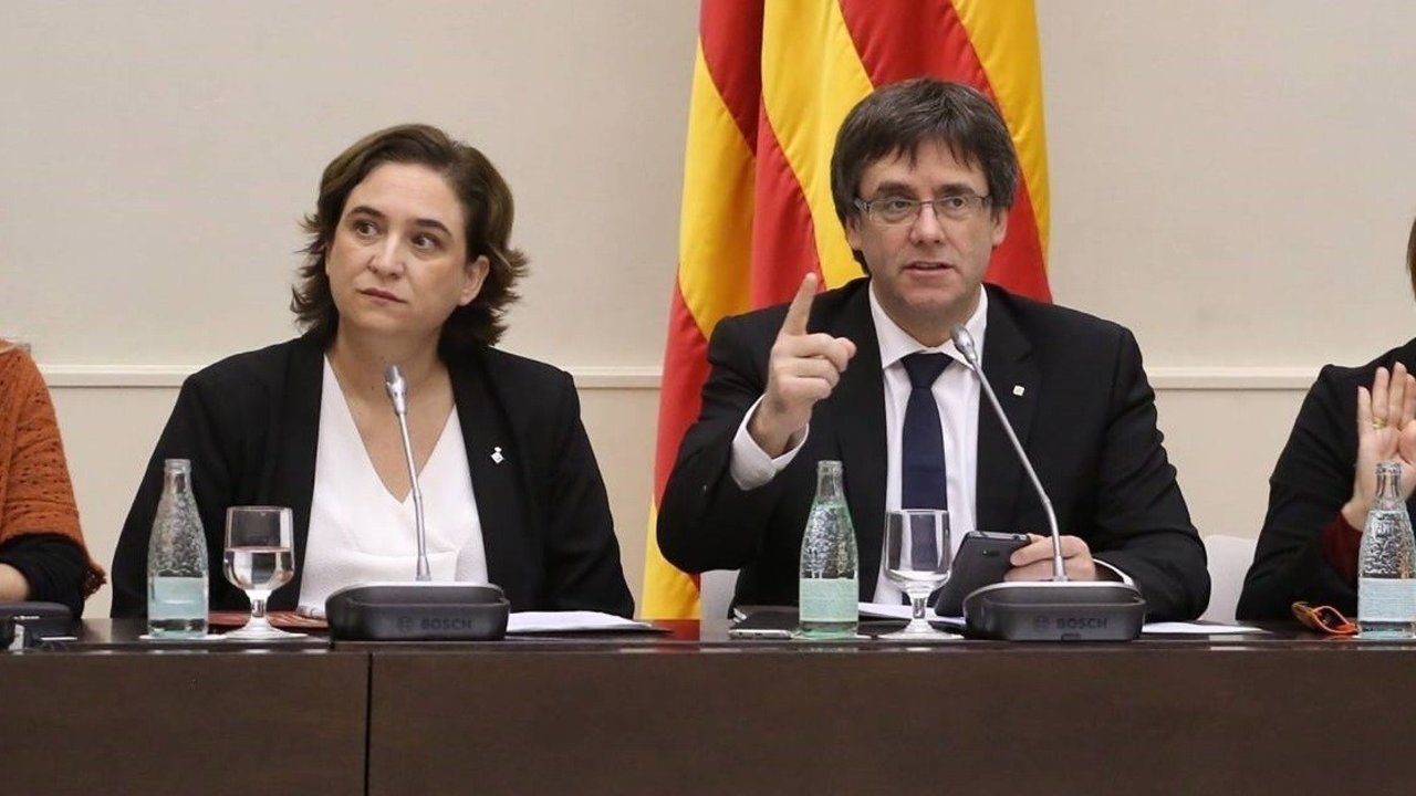 Ada Colau y Carles Puigdemont, en una reunión del Pacte Nacional pel Referéndum.