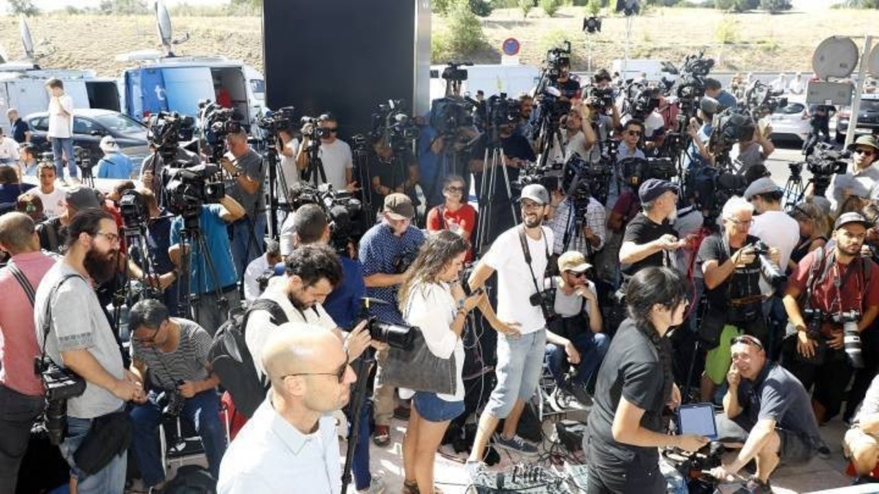 Periodistas esperando las declaraciones de Cristiano Ronaldo en el Juzgado de Instrucción número 1 de Pozuelo de Alarcón. 