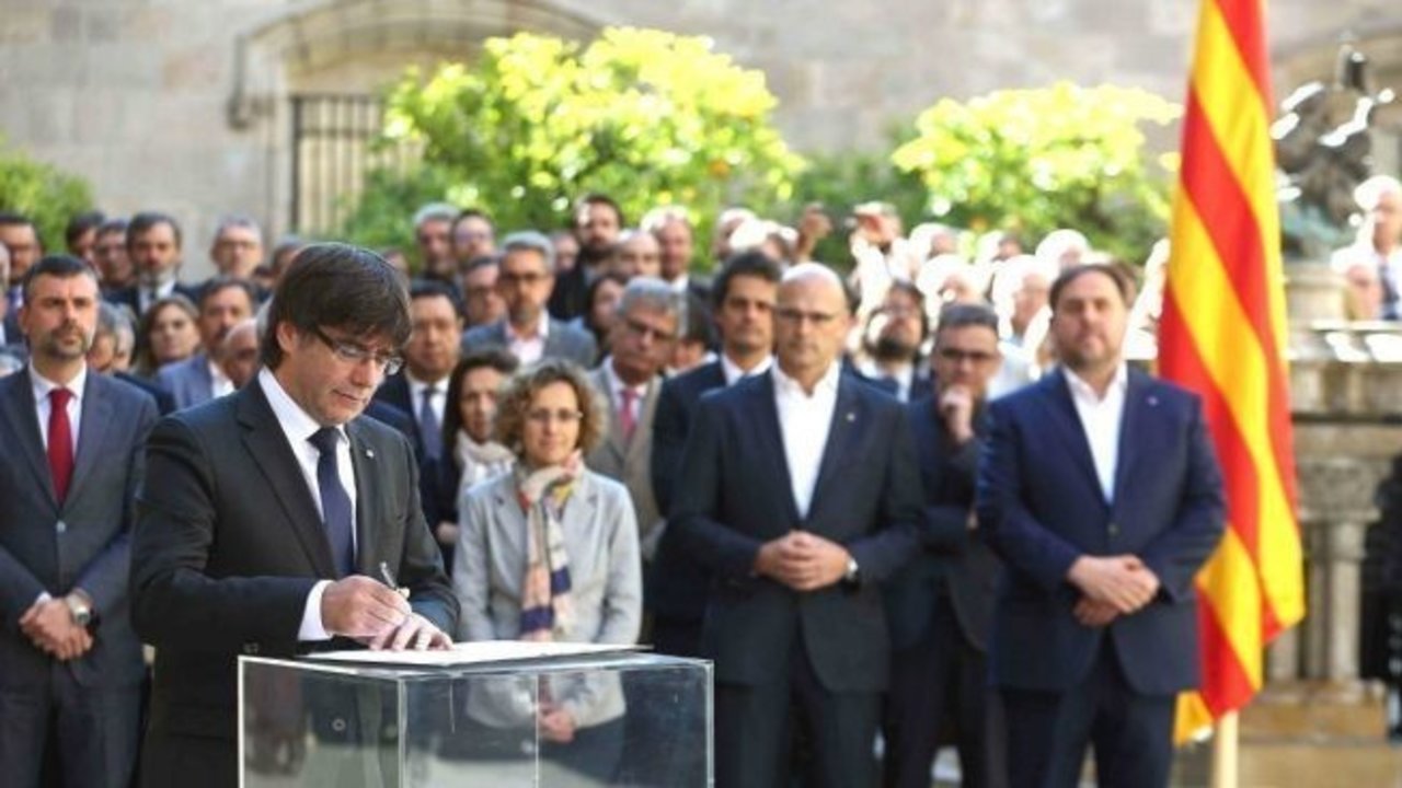 Puigdemont firma la convocatoria del referéndum junto a todos los cargos de la Generalitat.