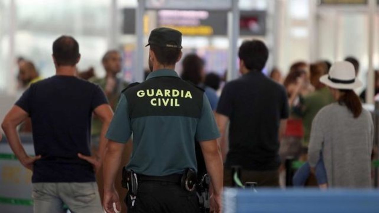 Guardia civil en el Aeropuerto Josep Tarradellas El Prat.
