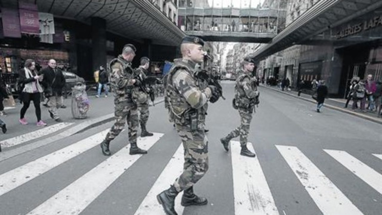 Militares franceses, en las calles de París.
