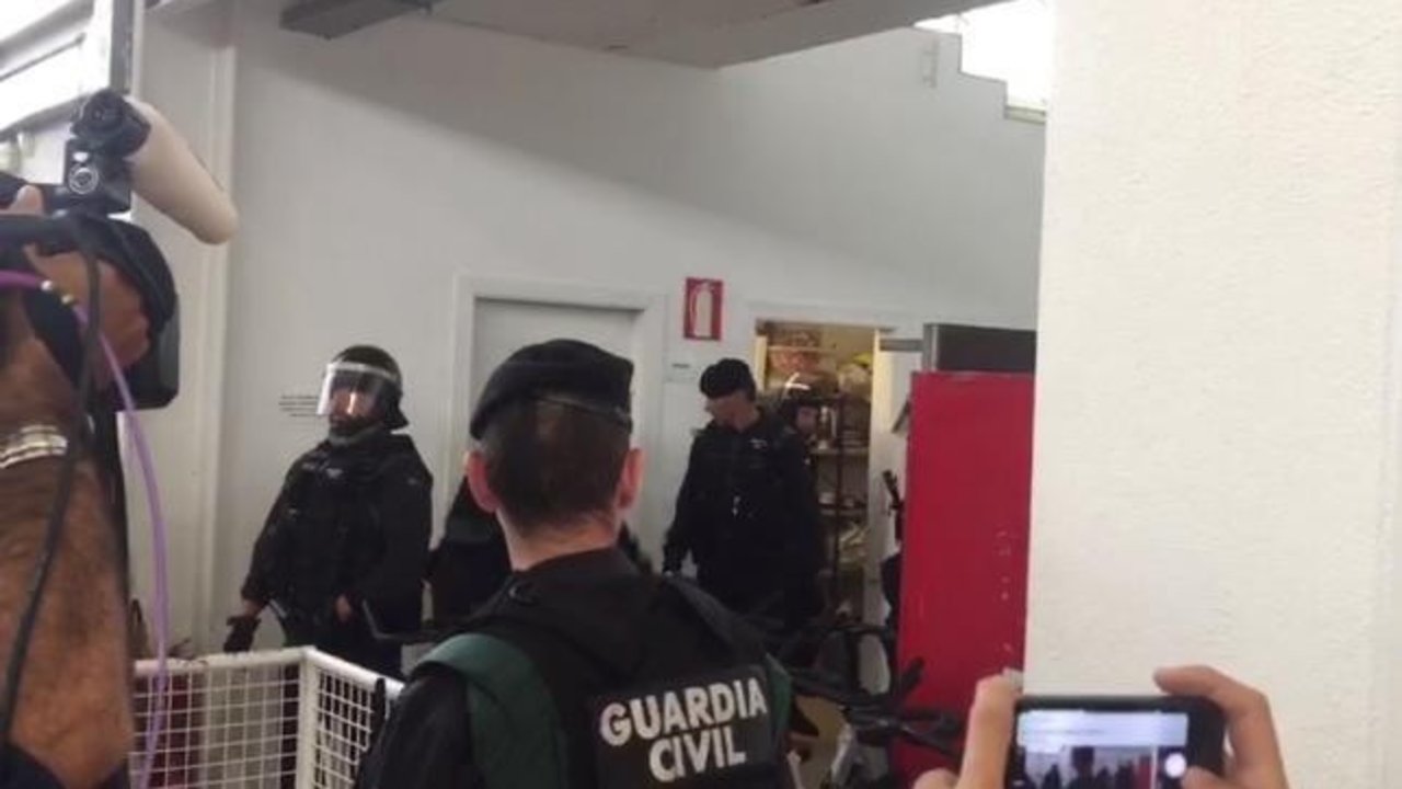 La Guardia Civil, en el centro donde iba a votar Puigdemont.