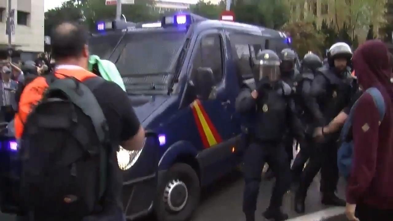 Un furgón y agentes de la Policía Nacional, en las calles de Cataluña.