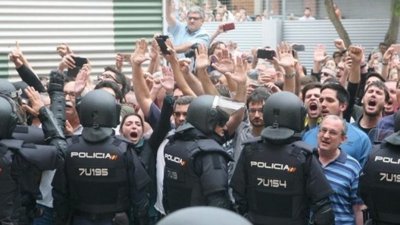 Antidisturbios de la Policía Nacional, en un punto de votación el 1-O.